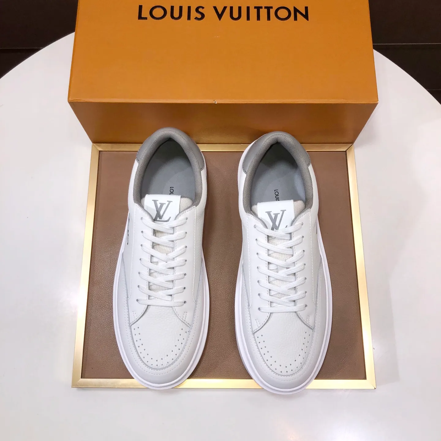 Factory batch 640💰original development, quality shipment, welcome to compare - LV sneaker series sports shoes introduce the loose silhouette of the ready-to-wear series into the spring and summer men's wear shows and make an eye-catching appearance. The cow leather upper is combined with rough fabric laces, and colorful beading highlights the brand's classic elements. LV letters mark the tongue and Monogram floral outsole. Mixed materials Made of top-grain cowhide, thick shoelace design, large Monogram print on the side, mesh lining and cotton feet, the comfort is as extreme as ever, premium heritage, quality first, worth owning! Size: Men’s 38-45 (45 is custom-made and cannot be returned or exchanged)